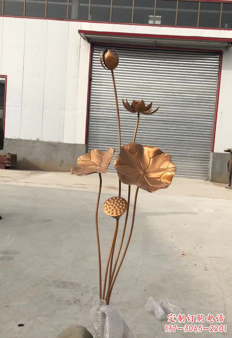 南阳古典锻铜荷花雕塑