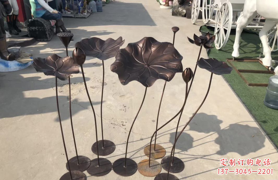 南阳锻铜园林异彩纷呈的荷花雕塑