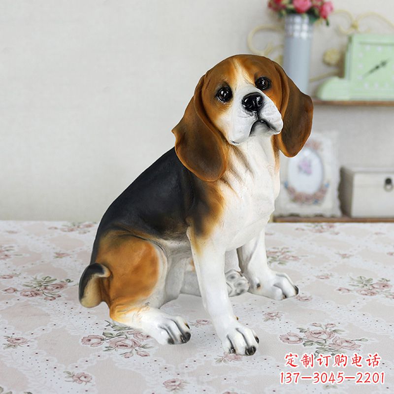南阳玻璃钢蹲姿仿真比格犬雕塑