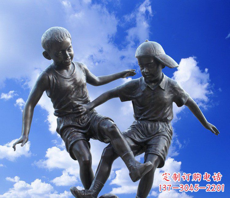 南阳校园玻璃钢仿铜儿童踢球景观雕塑