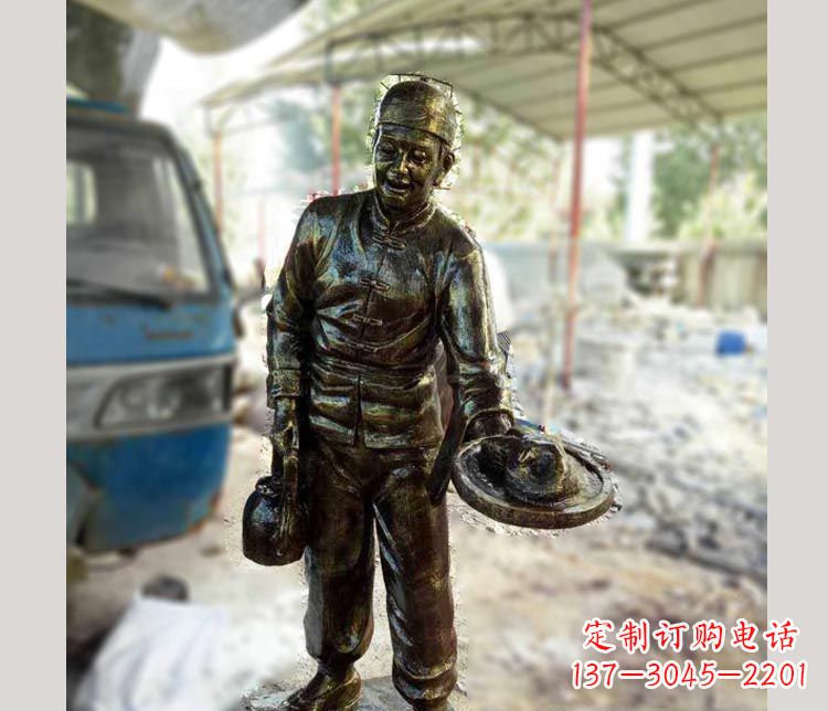 南阳饭店上菜的店小二铜雕