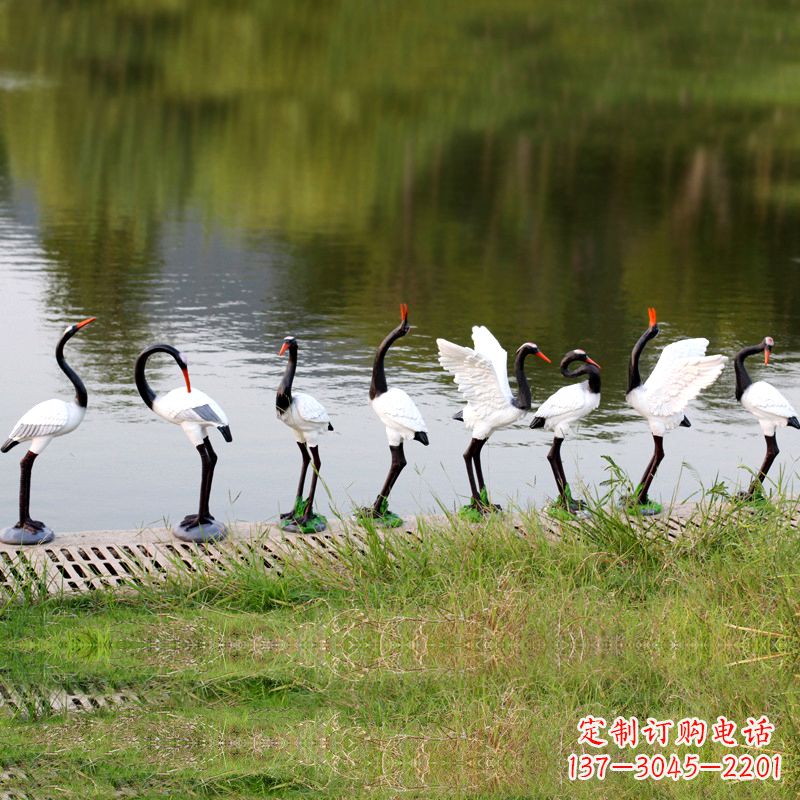 南阳仿真仙鹤玻璃钢水景雕塑摆件-公园水池水塘琥珀动物雕塑