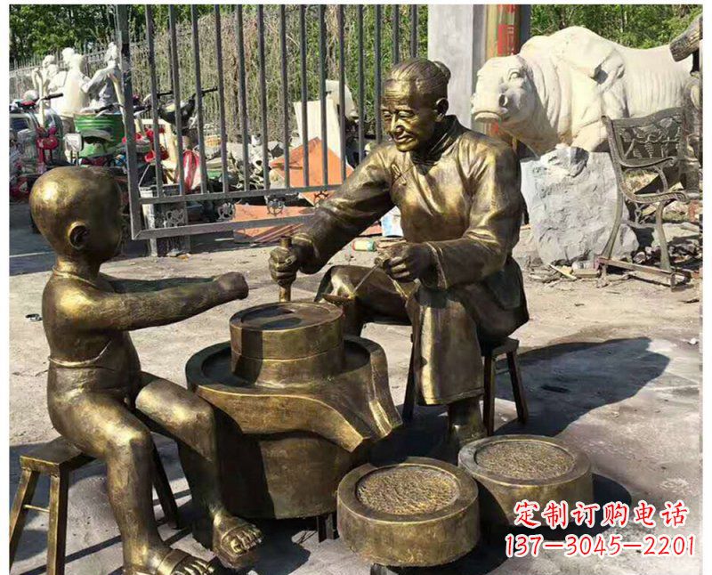 南阳传承传统,细节丰富的把老人磨豆浆雕塑