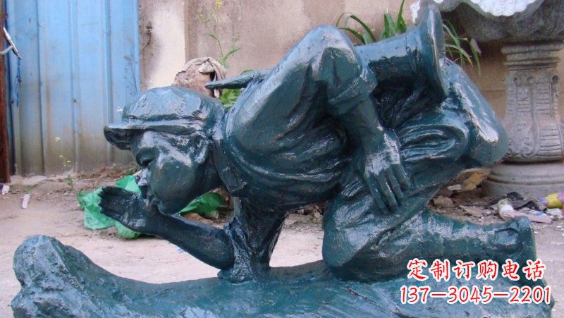 南阳公园背着冲锋号的小红军人物铜雕