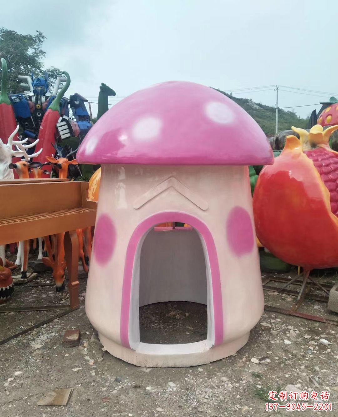 南阳精致彩绘蘑菇屋雕塑