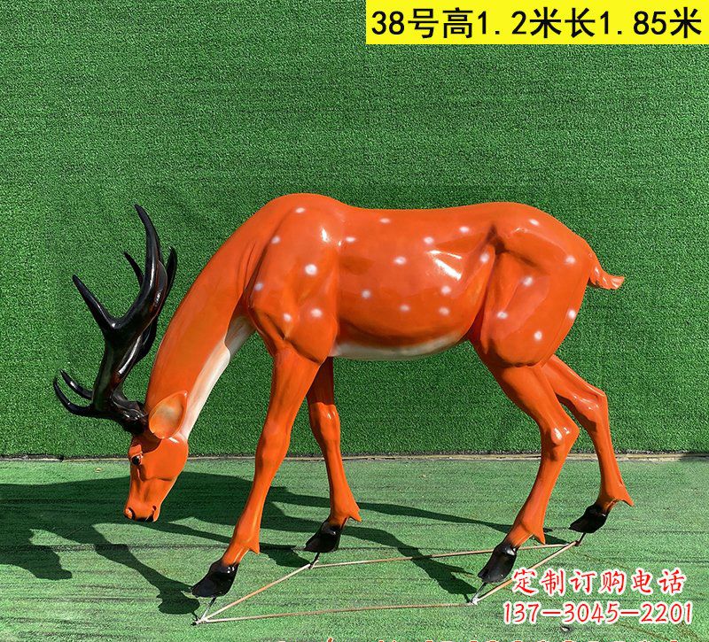 南阳以玻璃钢精心制作的梅花鹿雕塑