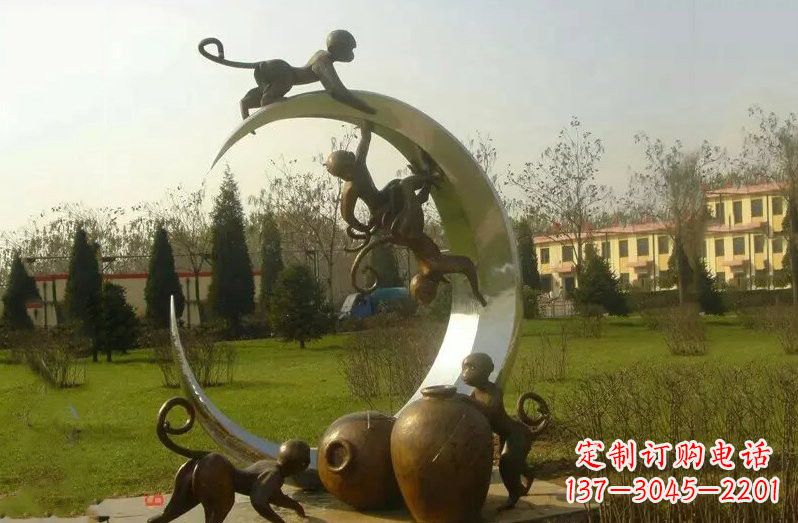 南阳不锈钢猴子拉月亮雕塑