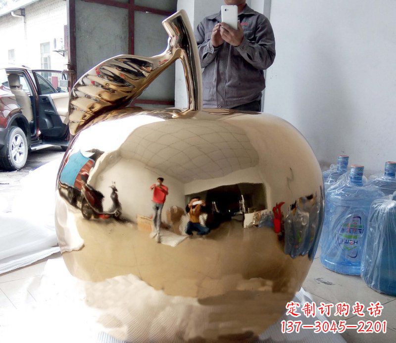 南阳公园不锈钢镜面苹果雕塑 (2)
