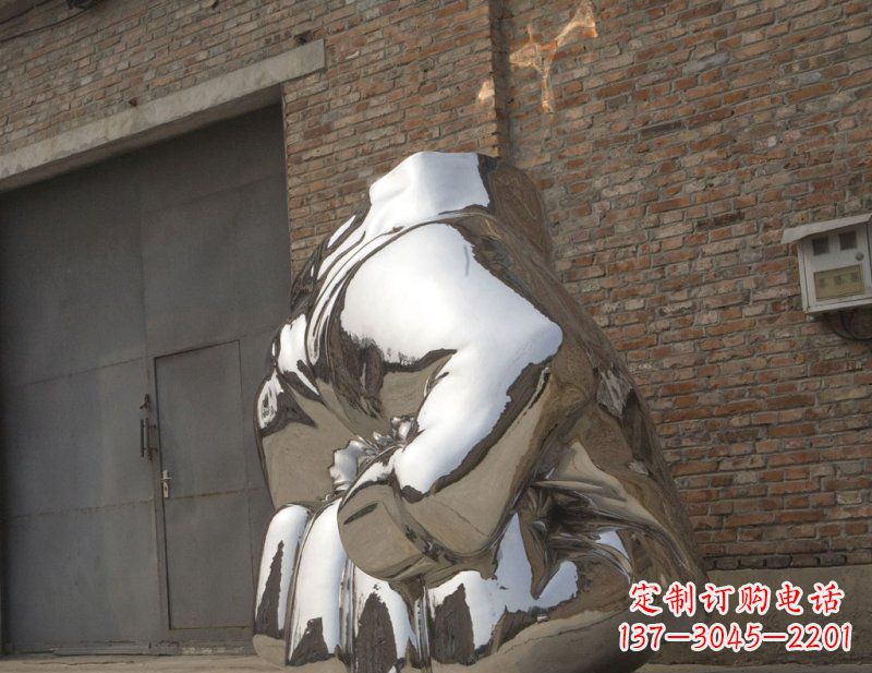 南阳冰冷威力,让精神抖动的不锈钢拳头雕塑