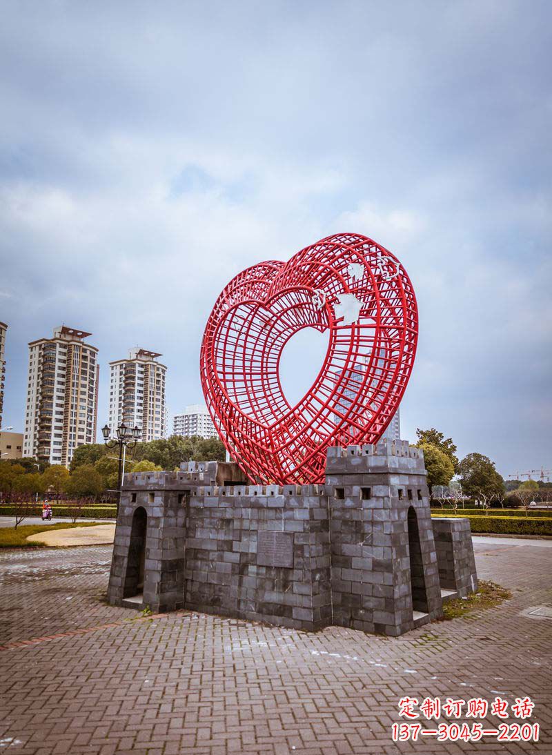 南阳拥抱和平的心以心型和平鸽雕塑传递心意