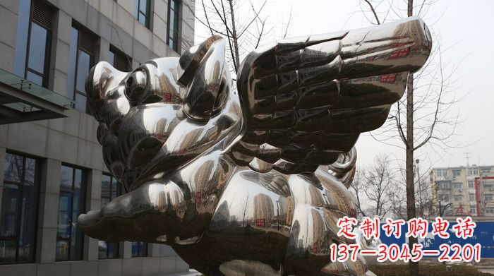 南阳精美不锈钢大翅膀猪景观雕塑
