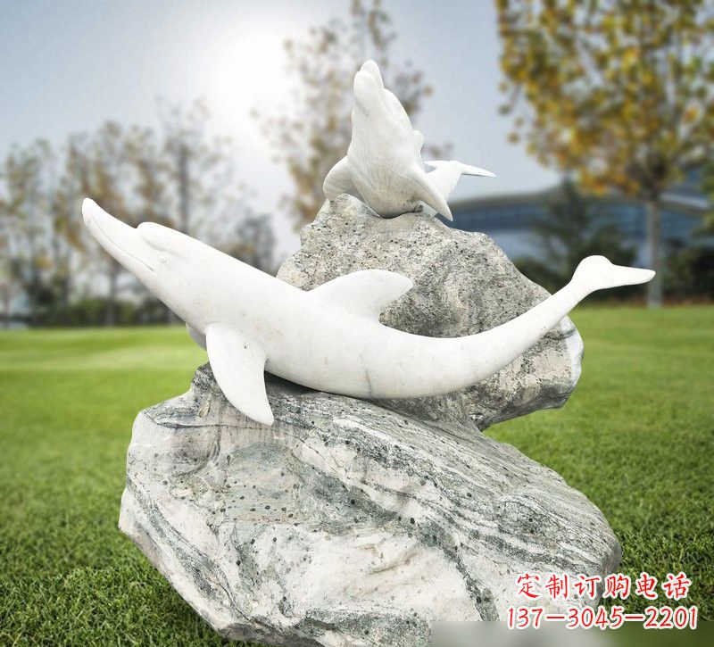 南阳公园草白玉海豚石雕
