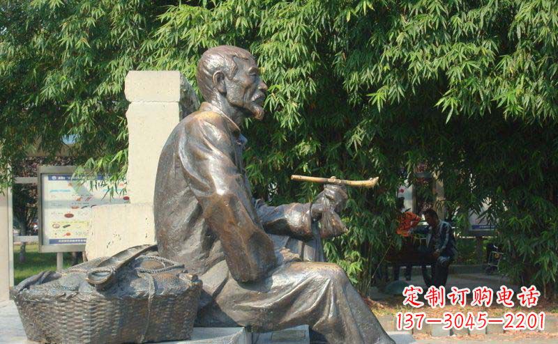 南阳老人小品铜雕抽袋烟的智慧与景仰