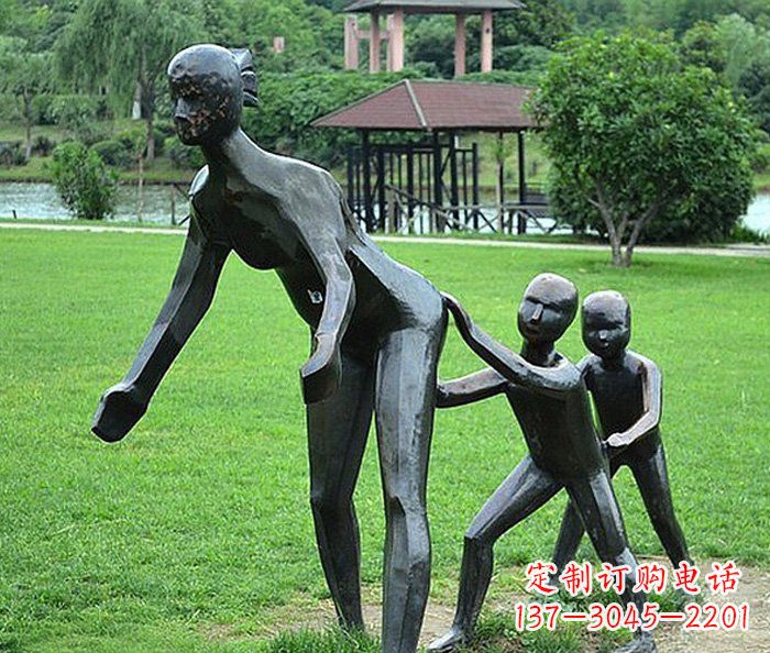 南阳公园抽象老鹰捉小鸡人物铜雕
