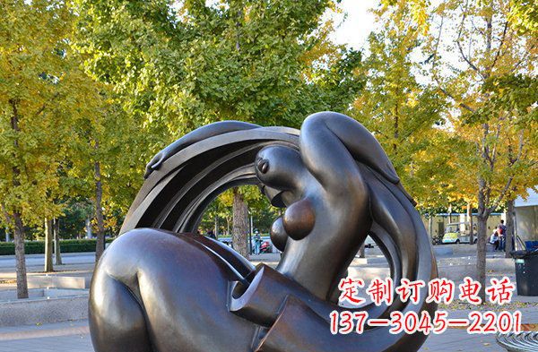 南阳公园抽象女人人物铜雕