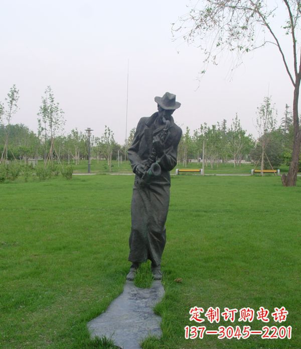 南阳公园吹萨克斯的人物铜雕