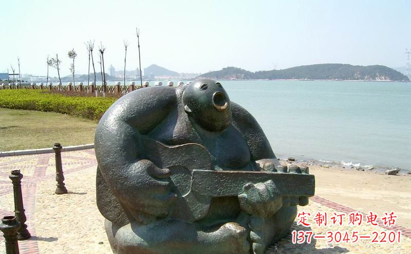 南阳音乐驻足,公园弹吉他铜雕