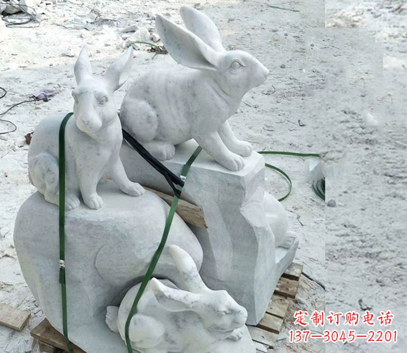 南阳活泼可爱的兔子雕塑