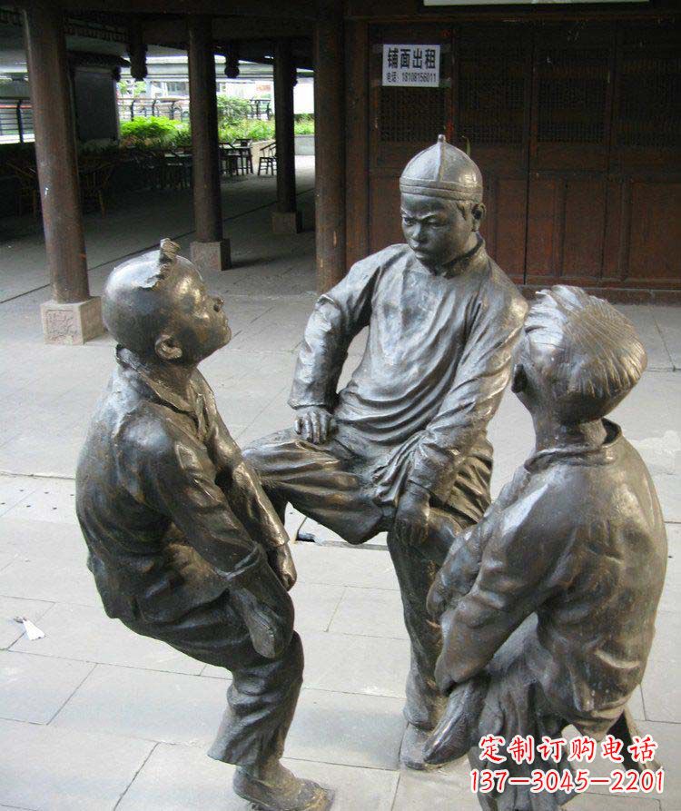 南阳铜雕男孩斗鸡小品雕塑