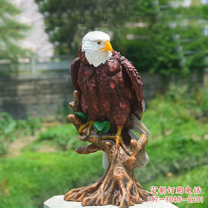 南阳公园仿真老鹰玻璃钢雕塑
