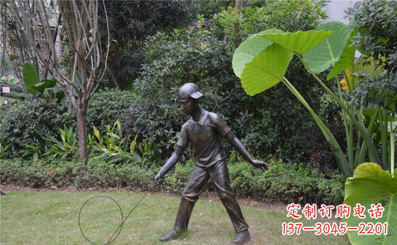 南阳铜雕“小男孩滚铁环”