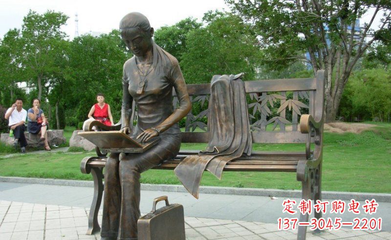 南阳公园看电脑的女孩人物铜雕