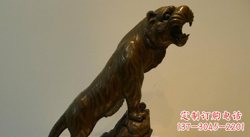南阳公园老虎上山动物铜雕