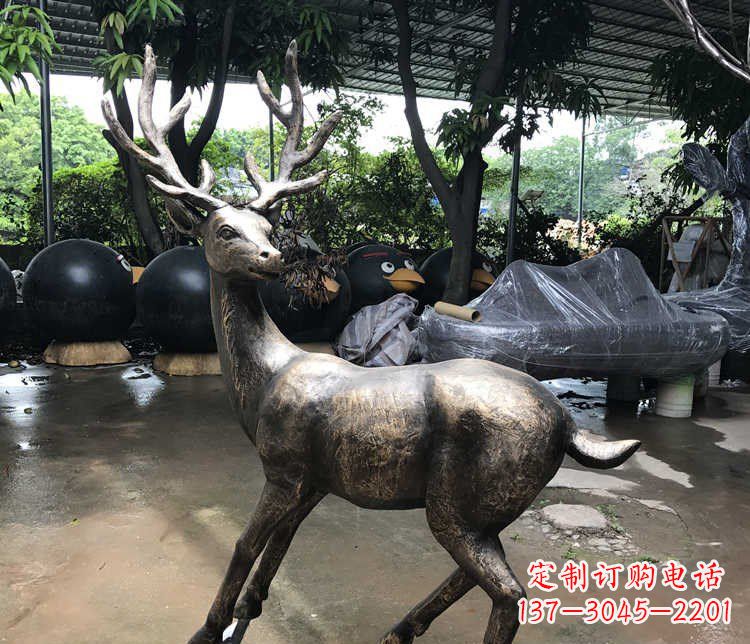 南阳静谧的梅花鹿铜雕