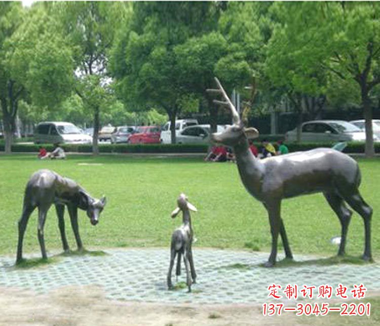 南阳梦幻般的雕塑——梅花鹿一家三口铜雕