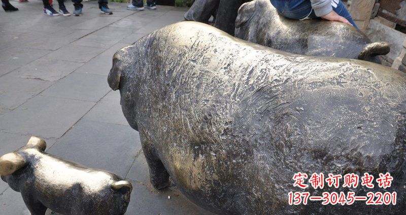 南阳公园精美母子猪铜雕