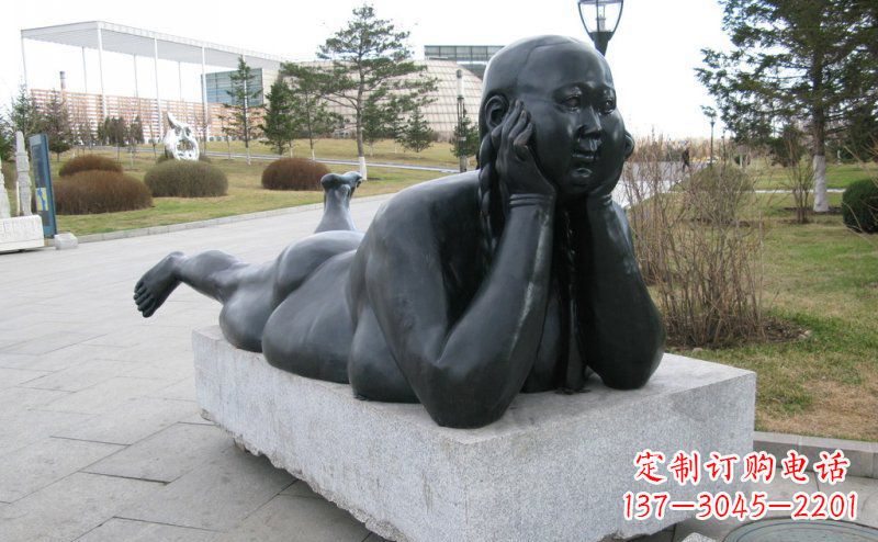 南阳趴着的胖女孩铜雕塑