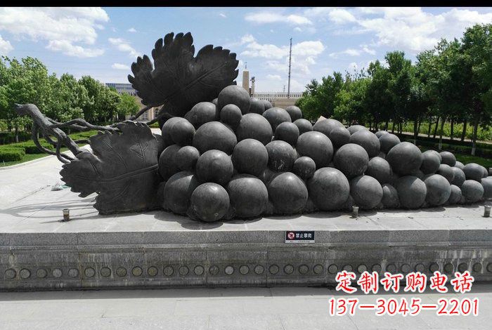 南阳公园葡萄铜雕
