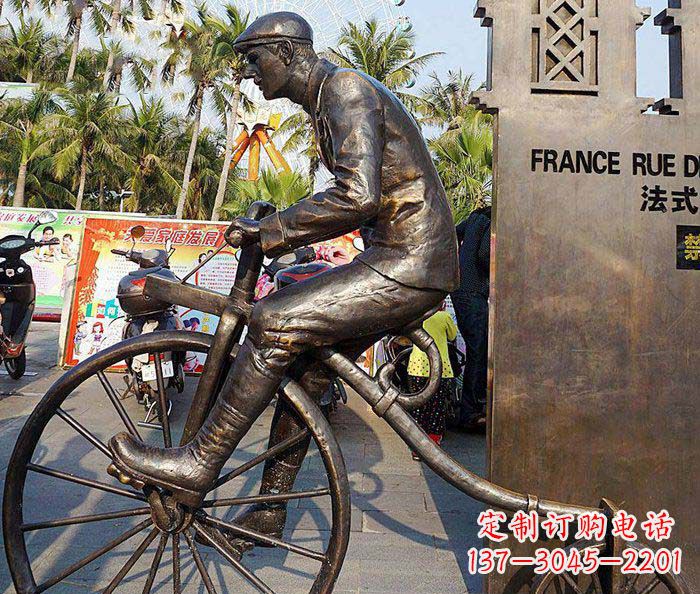 南阳公园骑自行车的西方人物小品铜雕