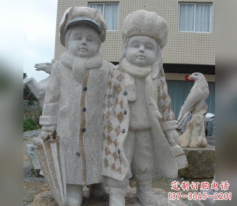 南阳公园情侣人物石雕