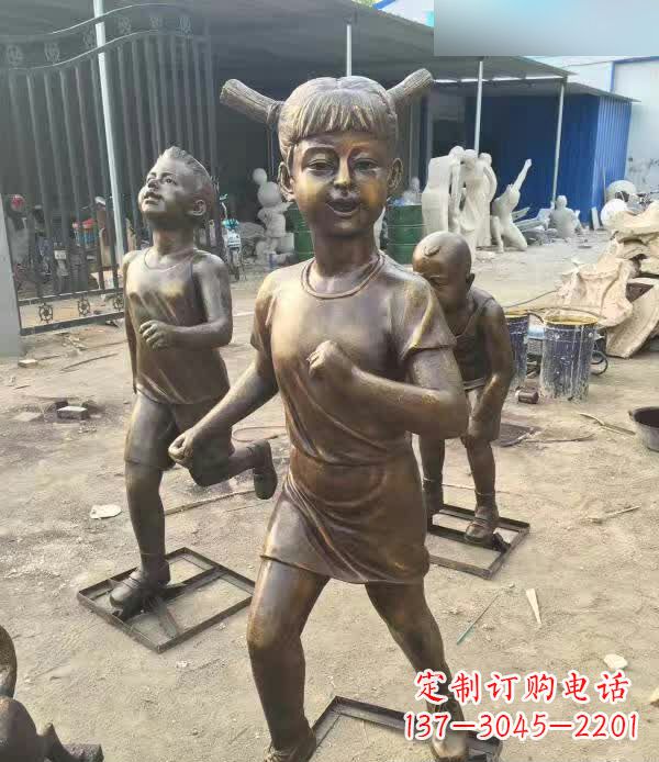 南阳公园人物奔跑的儿童和小狗铜雕