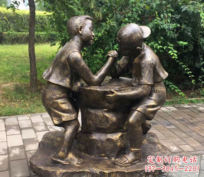 南阳公园人物掰腕子的儿童铜雕