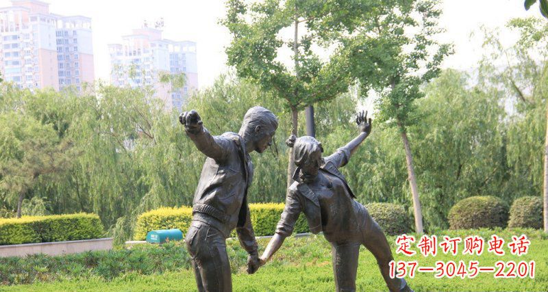 南阳爱情铸就的浪漫情侣雕塑