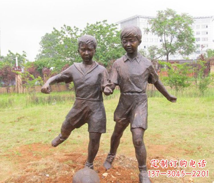 南阳公园踢足球儿童铜雕