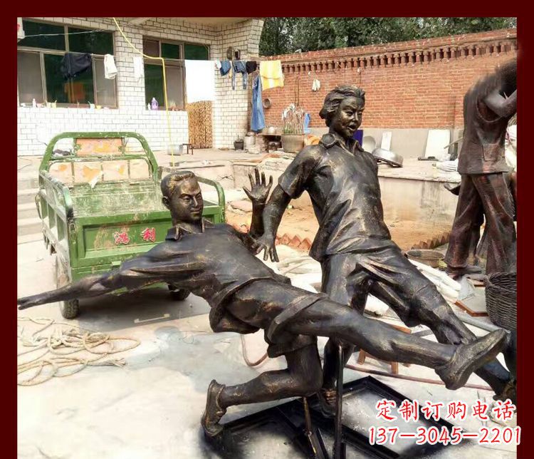 南阳足球迷必备,象征性的足球雕塑