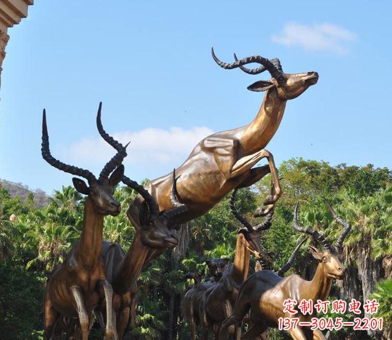 南阳公园铜雕奔跑的羚羊