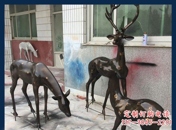 南阳高贵优雅的梅花鹿铜雕塑