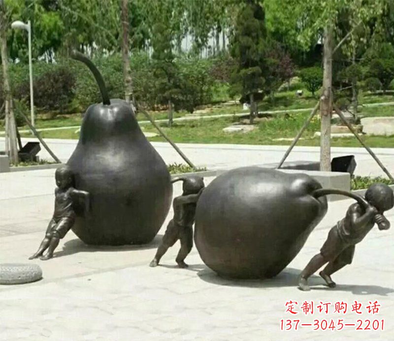 南阳公园推鸭梨的小孩小品铜雕