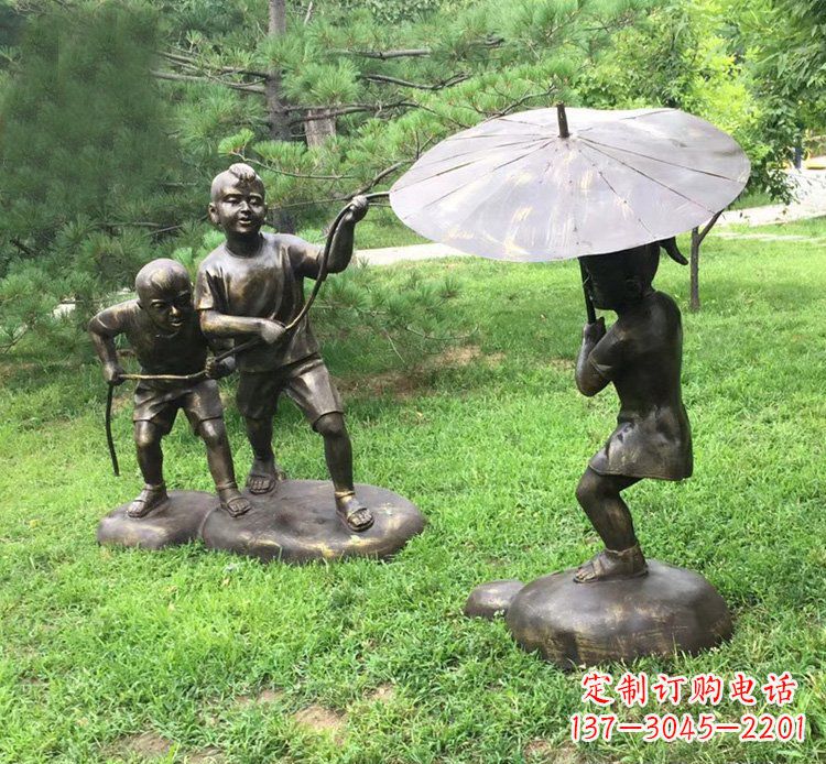 南阳公园玩水的儿童铜雕 (2)