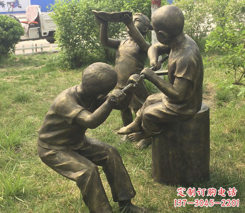 南阳公园玩水的儿童铜雕