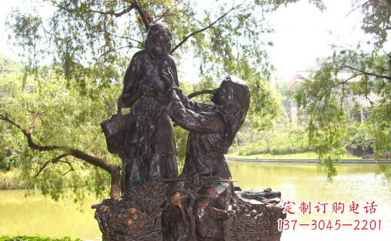 南阳温馨铜雕公园里喂母亲吃荔枝的女孩