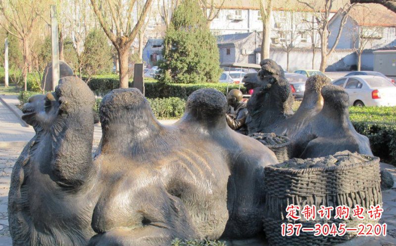 南阳公园卧着的骆驼动物铜雕