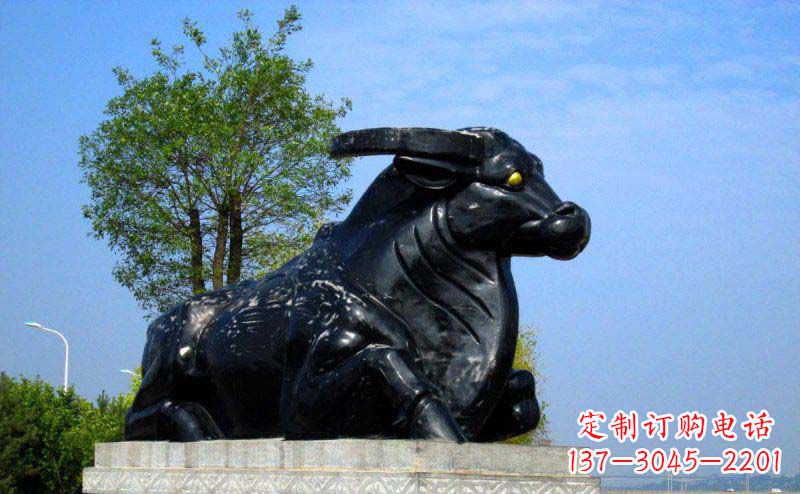 南阳公园卧着的牛动物铜雕