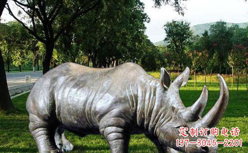 南阳新题目犀牛玻璃钢雕塑——给公园增添独特美感