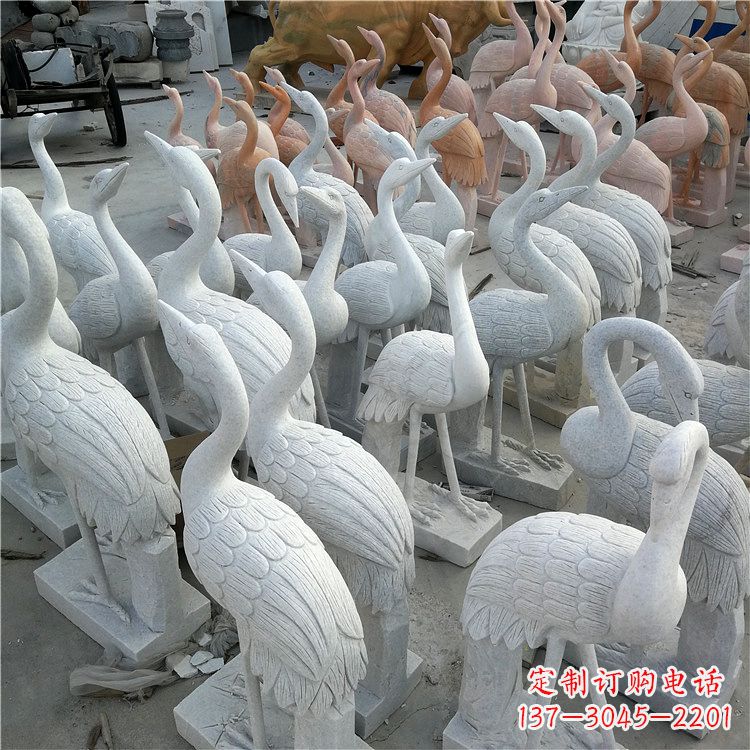 南阳公园仙鹤草坪动物石雕摆件