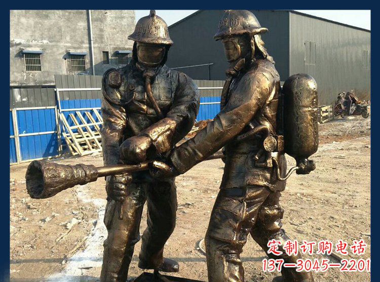 南阳以消防员为原型的铜雕塑